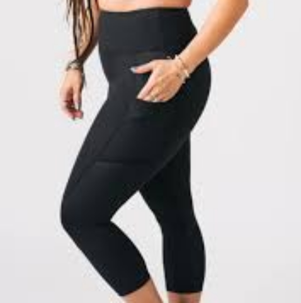 Zyia Light n Tight Black Crop 20"